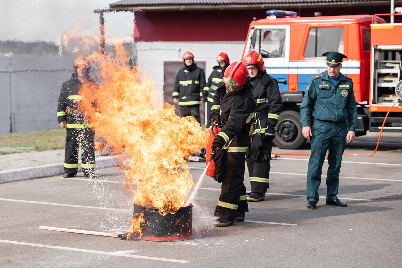 Проведение учений по пожарной безопасности. Тактико-специальные учения МЧС. Пожарные учения. Тренировка пожарных. Пожарные тренируются.